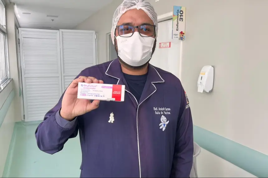 Foto: Gabriel Maciel/Sesa André Ricardo, enfermeiro responsável técnico pela Sala de Vacinação do HCA