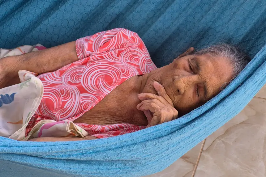 Devido à idade avançada, Dona Oneite tem dificuldades de locomoção e passava o dia todo deitada em sua rede. Agora, com a cadeira de rodas, terá mais mobilidade e conforto