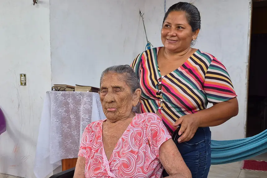 Dedicação em tempo integral da neta Yolanda de Souza