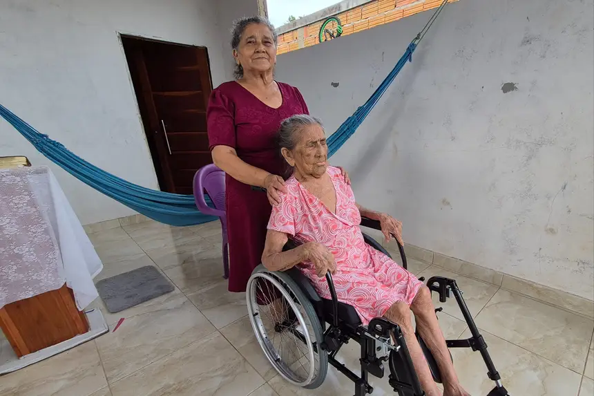 Benedita de Souza, filha caçula da Dona Oneite, dedica a vida a cuidadar da mãe