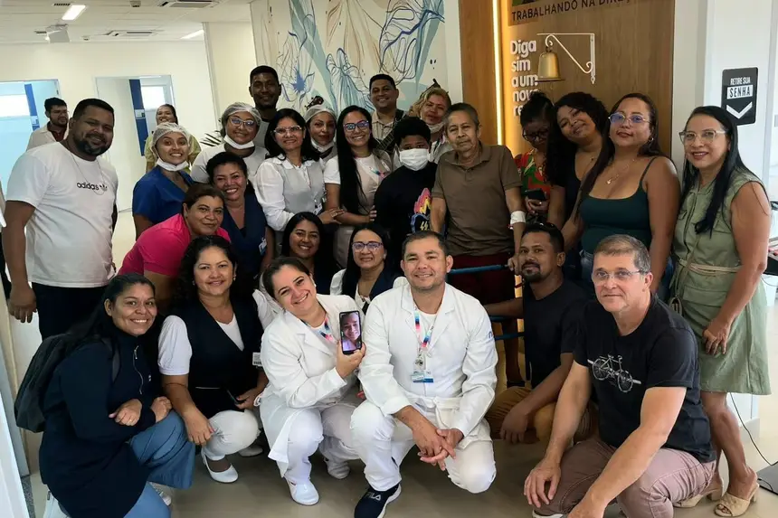 O paciente comemorou a alta com a equipe do Centro de Radieoterapia do Amapá que o acolheu e acompanhou durante o tratamento