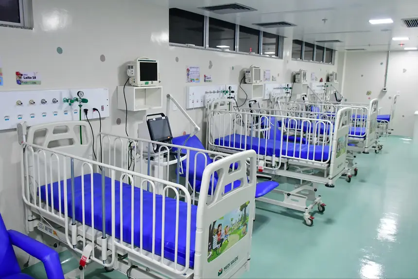 Com 15 leitos, UTI 2 foi preparada com equipamentos tecnológicos para salvar vidas