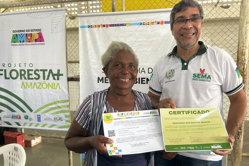 Foto: Márcia do Carmo/GEA Agricultora Gregória Araújo, de 77 anos, contemplada no Floresta + recebe certificado
