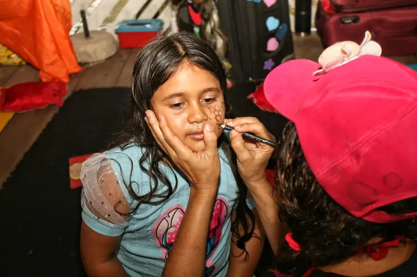A pequena Dávila Emanuele, participa das atividades enquanto sua mãe Isabela Martins realiza a emissão de seus documentos 