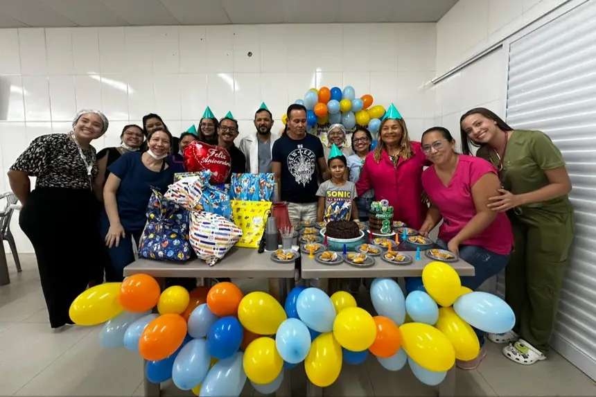 Uma festa surpresa foi feita, depois que o pequeno paciente informou à equipe que nunca tinha tido uma festa de aniversário