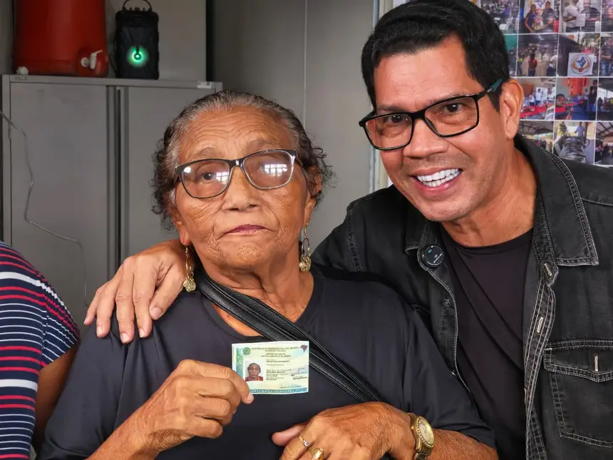 Foto: Iago Fonseca/Sejusp Delegado aposentado Ronaldo Coelho acompanhou as entregas da CIN aos moradores