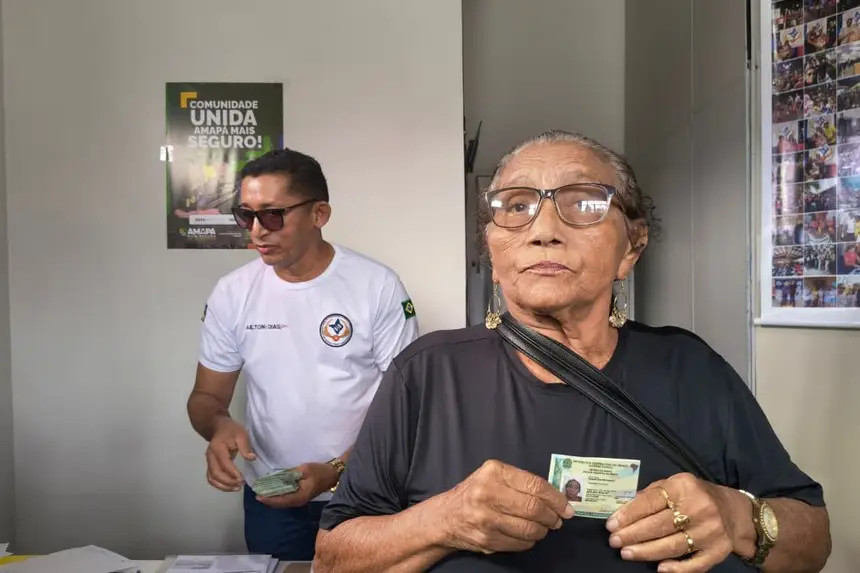 Foto: Iago Fonseca/Sejusp A aposentada Rosilda Ferreira, de 70 anos, moradora do Vale Verde, recebeu o novo documento nesta quinta-feira, 26