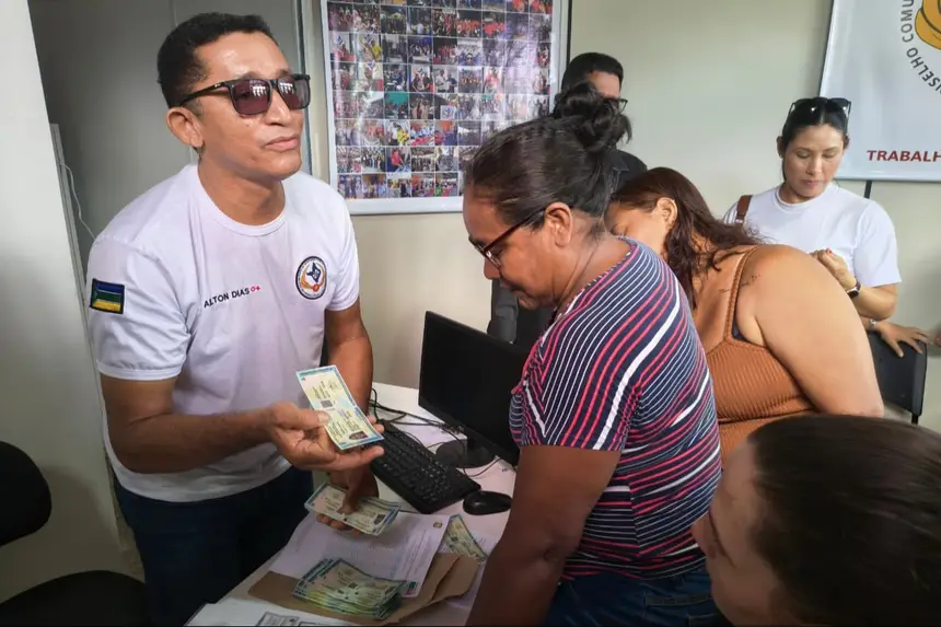 Foto: Iago Fonseca/Sejusp Para receber o documento, basta comprovar a identidade e assinar a lista disponível no local