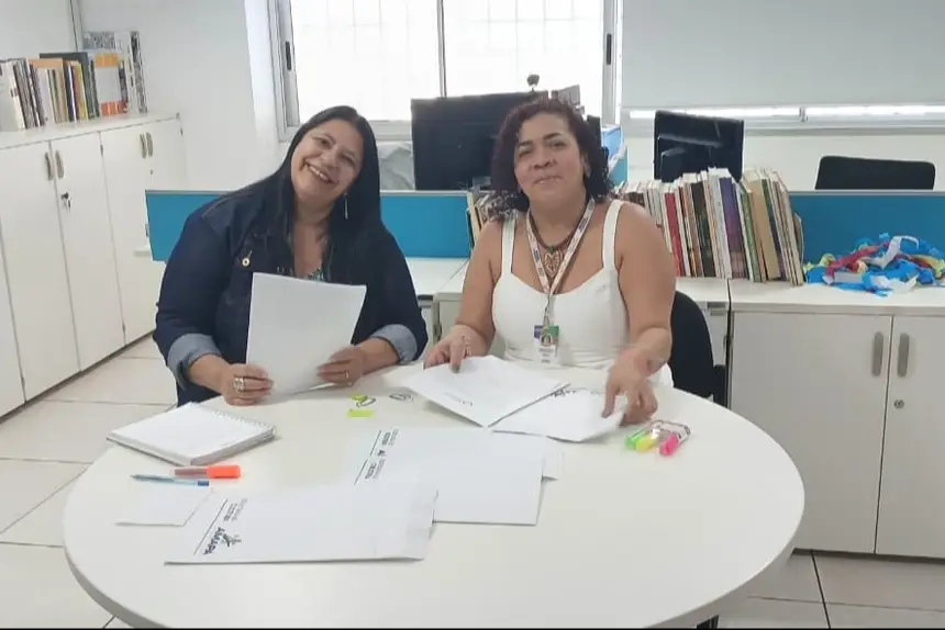 Foto: Divulgação A gerente do Núcleo de Preservação do Patrimônio Histórico, Flávia Souza (à direita),recebendo a documentação no Ibram