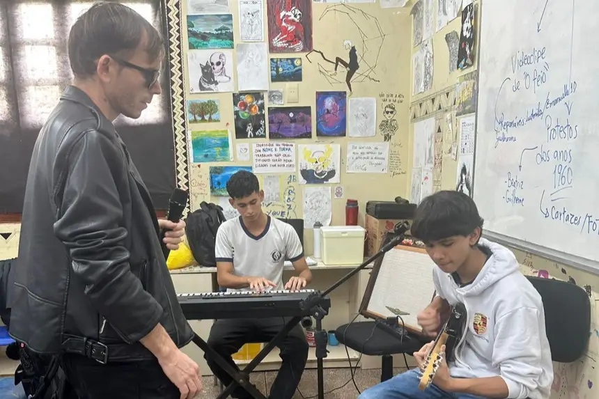 Foto: Divulgação/AA Atividades musicais é uma das eletivas, destacando a importância do cenário musical dos anos 60