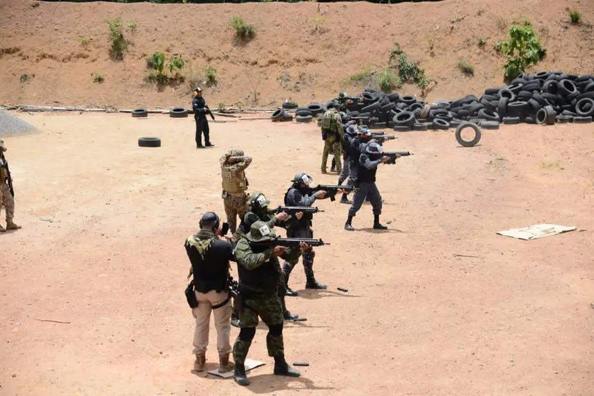 Exercícios práticos de tiro policial e táticas de confronto armado