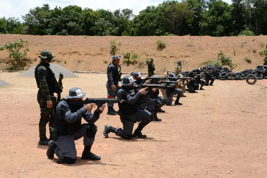 Na posição 'torre', policiais executam disparos de longo alcance