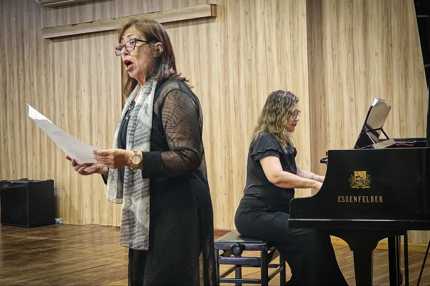 Durante a programação, também houve apresentação musical em homenagem às formandas