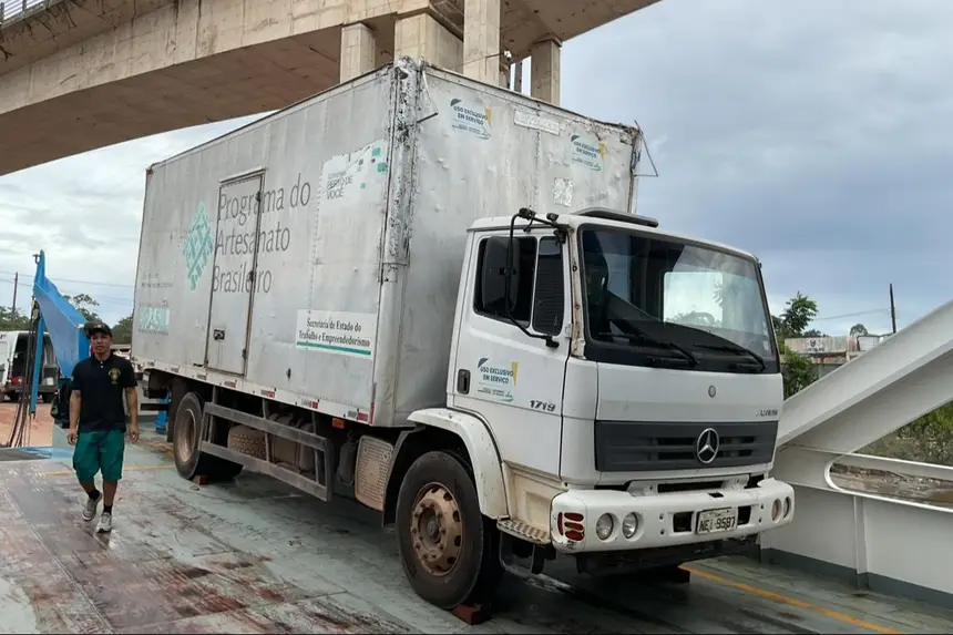 Foto: Ascom Sete/GEA Peças artesanais embarcara no caminhão baú do PAB rumo a Brasília, local do 21º Salão do Artesanato - Raízes Brasileiras.