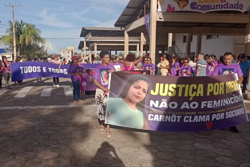 Algumas pessoas carregaram faixas ou cartazes com fotos de vítimas de feminicídios 