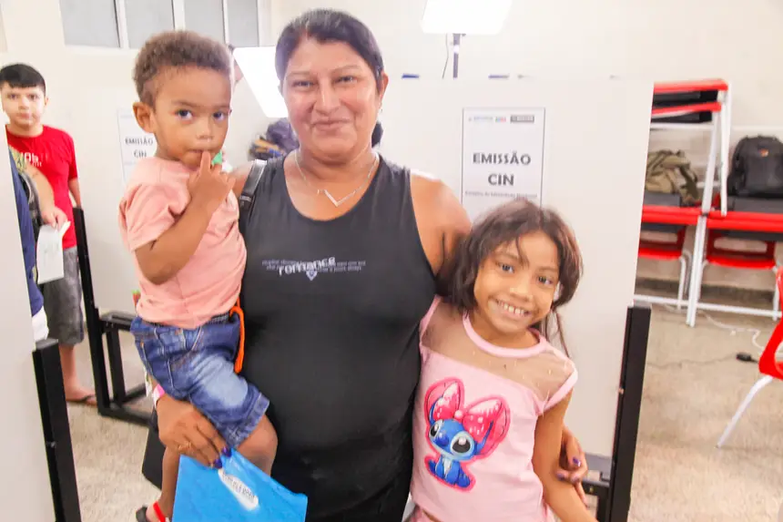 Mãe e filhos emitem a Carteira de Identidade Nacional durante o 'Governo em Ação'