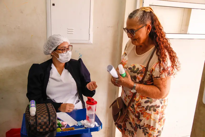 Moradora do Macapaba recebe medicamentos em consulta com a Secretaria de Estado da Saúde