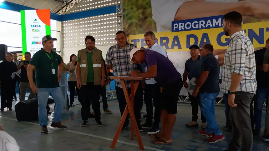 Jair Santos, assinando seu documento