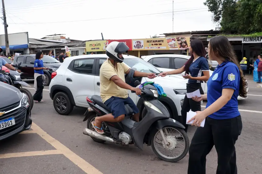 Estudantes entregaram panfletos para condutores