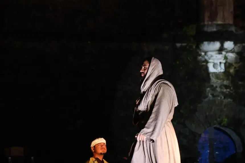 O roteiro do espetáculo é fundamentado nas passagens bíblicas dos Evangelhos, que narram a Paixão de Cristo