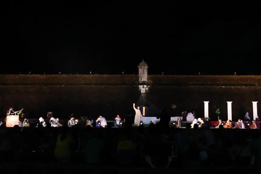 A encenação revive com realismo desde a agonia no Getsêmani até a crucificação, inspirando-se em versículos como João 19:17.