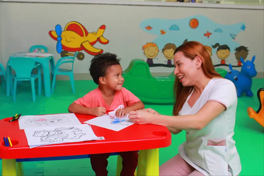Layron Kael Alika, 3 anos, pequena indígena da aldeia do Manga, extremo norte do estado