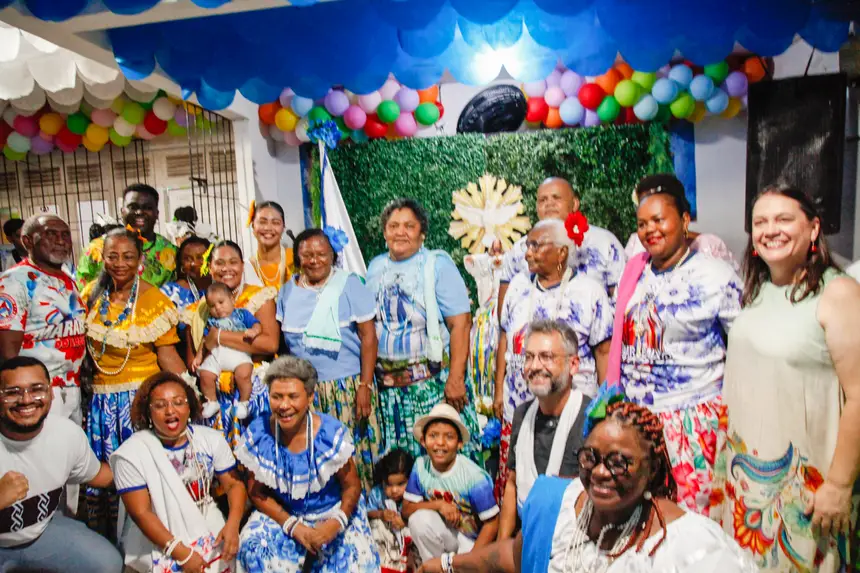 Governador Clécio Luís e equipe de governo em foto com os representantes dos barracões do Ciclo do Marabaixo