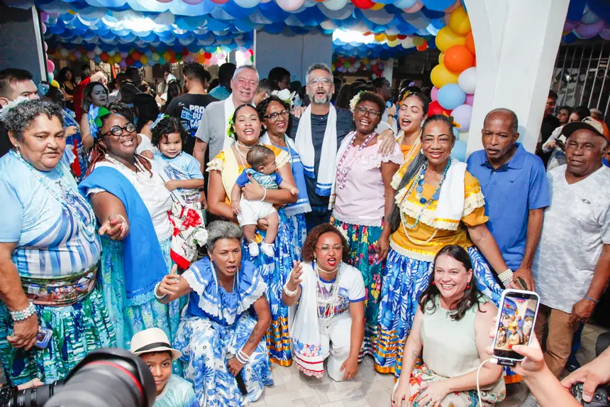 Governador Clécio Luís e equipe de governo em foto com os representantes dos barracões do Ciclo do Marabaixo