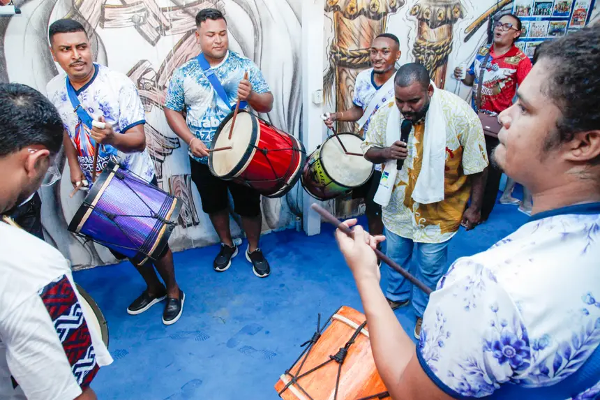 Festeiros e convidados dão a tônica da abertura do Ciclo do Marabaixo 2026 no barracão do grupo Azebic