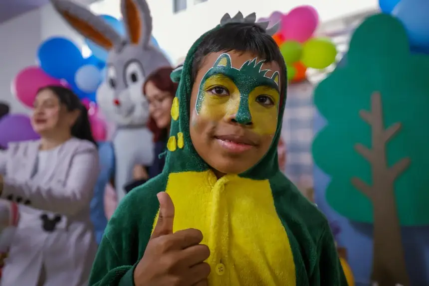 Internado no HCA há quase um mês, Carlos Eduardo, de 11 anos, pode relaxar, brincar e fazer pintura facial