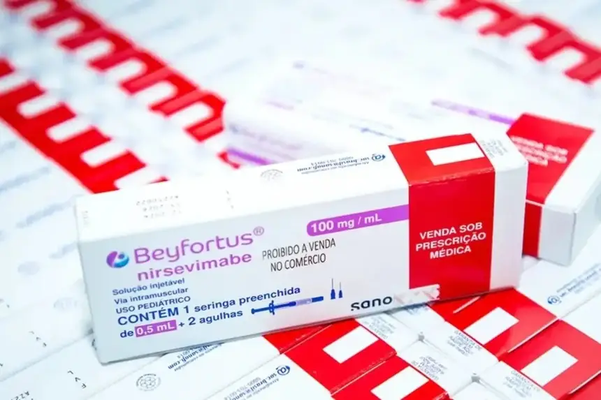 O Nirsevimabe é um medicamento aplicado para proteger a criança do Vírus Sincicial Respiratório, evitando evolução de doenças como a Síndrome Respiratória Aguda Grave (SRAG)