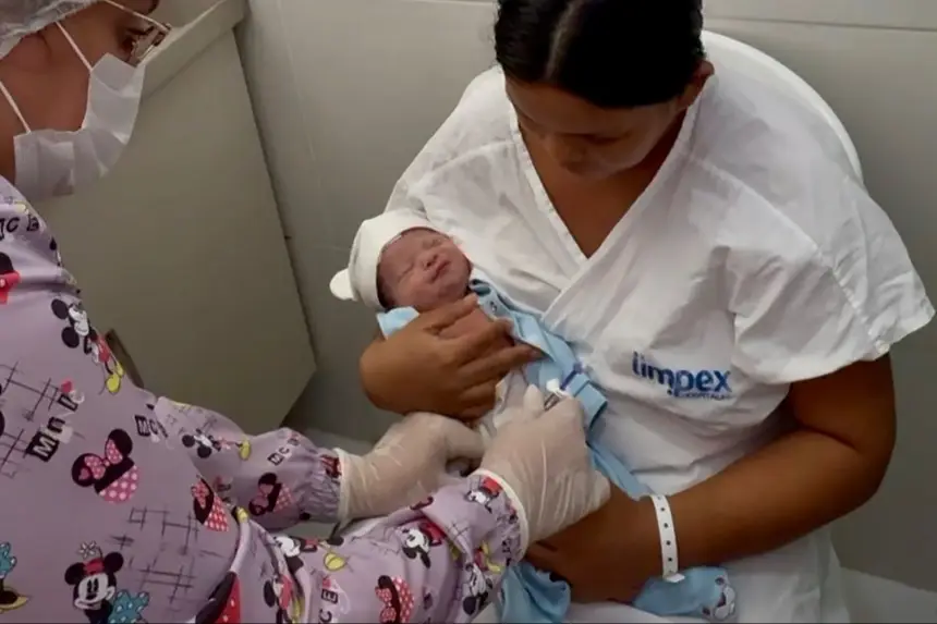 A estratégia prioriza recém-nascidos prematuros, que já são automaticamente elegíveis para receber o imunizante