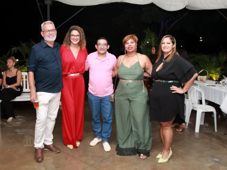 Foto: Márcia do Carmo/GEA Secretária de Estado da Comunicação, Ana Girlene (de vermelho), ao lado de comunicadores do Amapá