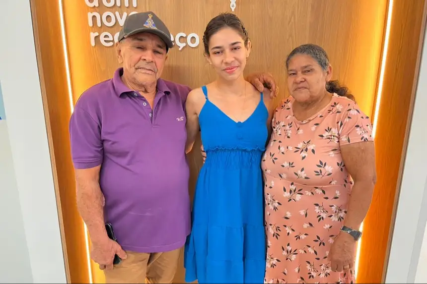 Nathiely Alves ao lado dos pais que vieram do município de Tartarugalzinho acompanhar a alta 