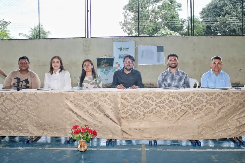 Autoridades da Justiça, Assembleia Legislativa, Amapá terra, Sehab e representantes de moradores 