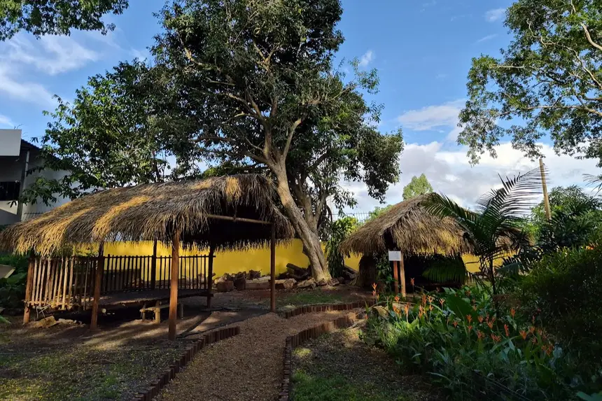 Casa dos indígenas construídas pelos próprios povos 