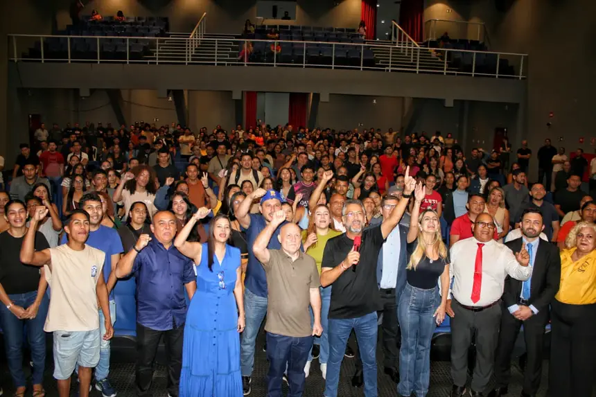Aula inaugural do programa Habilita Amapá reúne 500 alunos da primeira turma de Santana no Cine Teatro Silvio Romero
