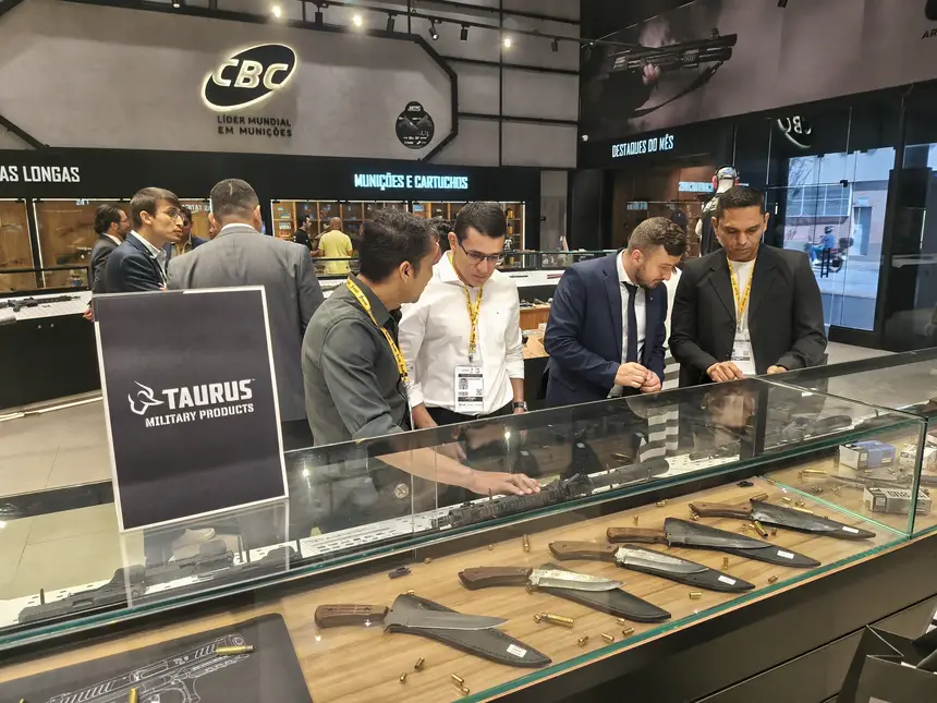 A agenda contou com a visita técnica a AMTT Taurus com a apresentação do portfólio completo de produtos da linha militar