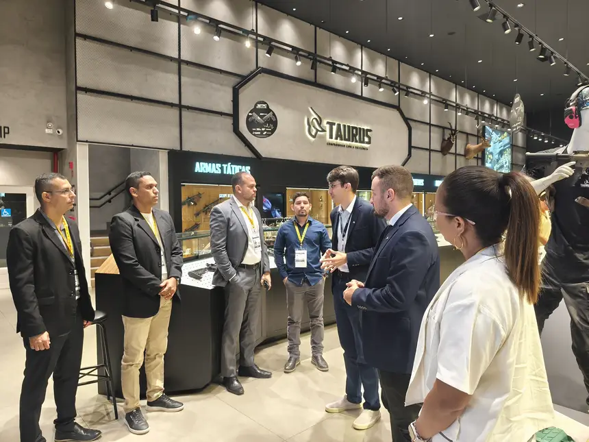 A agenda contou com a visita técnica a AMTT Taurus com a apresentação do portfólio completo de produtos da linha militar
