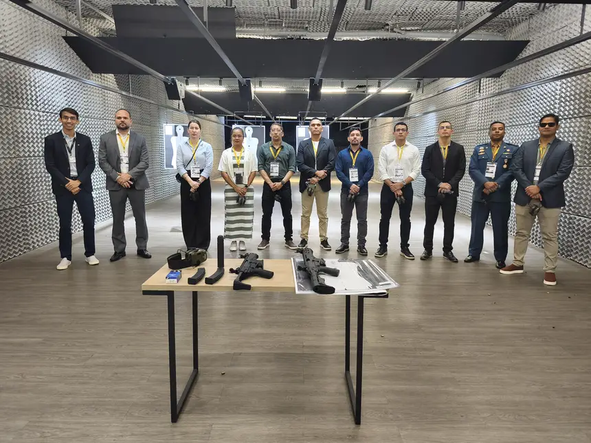Visita e demonstração de armas no estande de tiro da Taurus, em São Paulo.