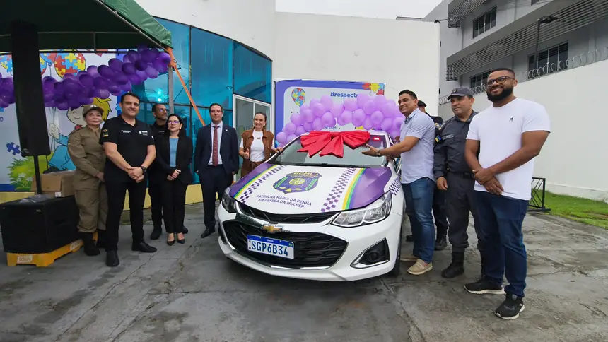 A proteção à mulher também recebeu um reforço crucial com a entrega de uma viatura destinada à Patrulha Maria da Penha, cedida pela Polícia Militar