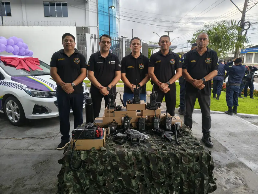 Secretário Cézar (segundo à esquerda) junto aos operadores do Ciodes durante a entrega