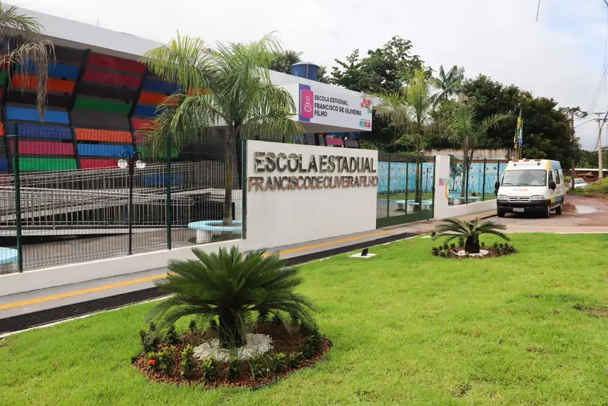 Fachada principal do estabelecimento estadual de ensino em Anauerapucu/ Santana