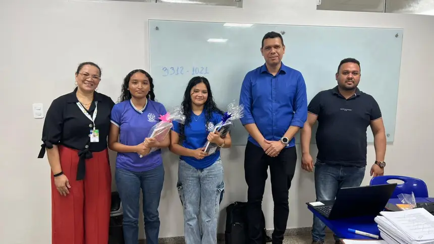 Equipe de servidores do Procon Amapá com alunos que participaram da dinâmica