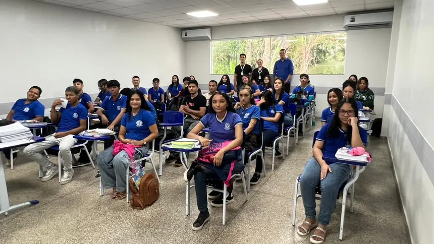 Alunos atentos sobre a orientação jurídica