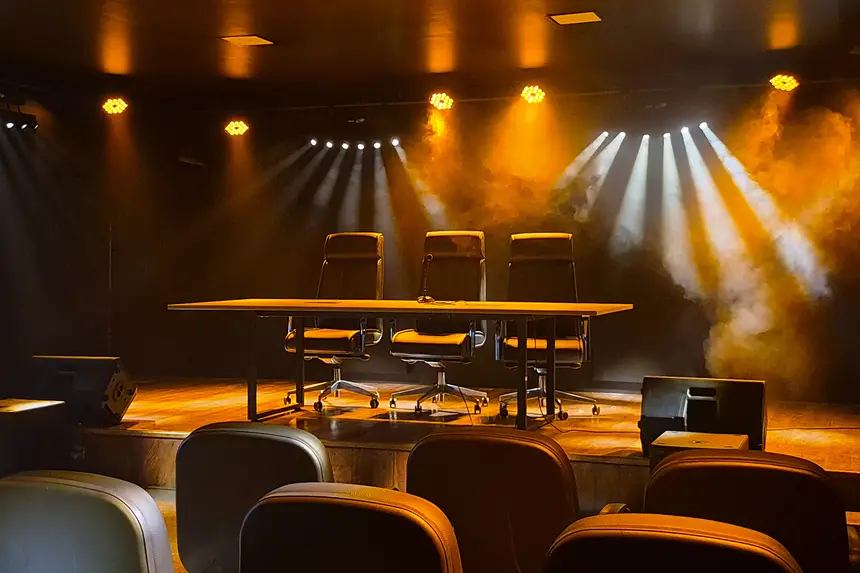 Sala do plenário do Conselho também pode ser utilizada como um espaço para espetáculos, possuindo equipamentos modernos para apresentações