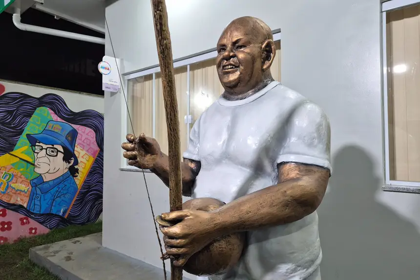 Mestre Jansen ganhou estátua em frente ao prédio do conselho