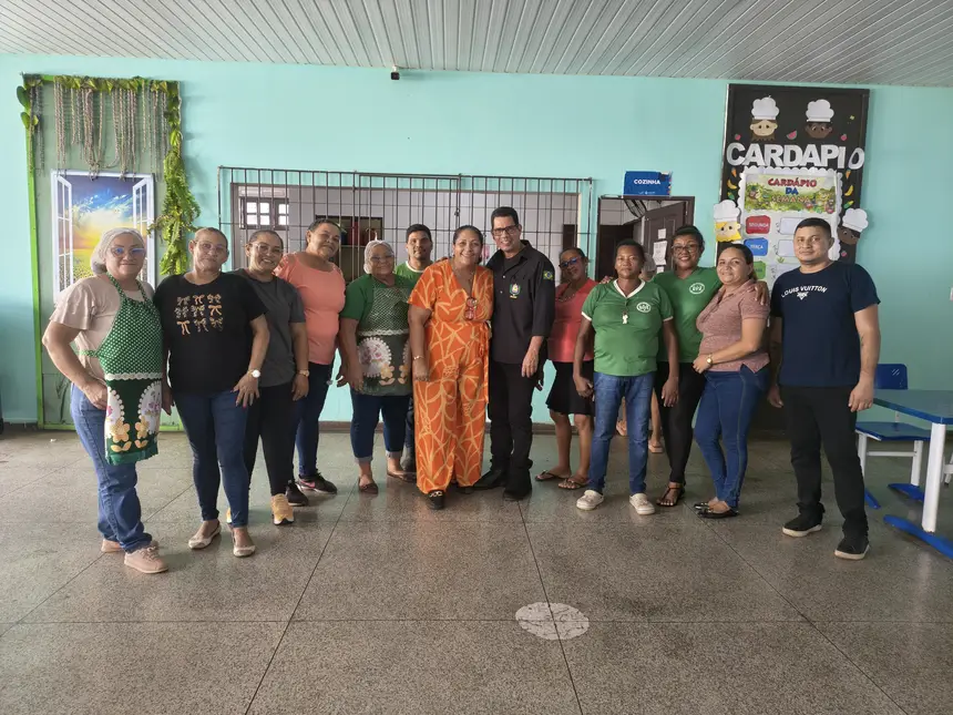 Comunidade escolar da E.E. Mário Quirino, com Ronaldo Coelho