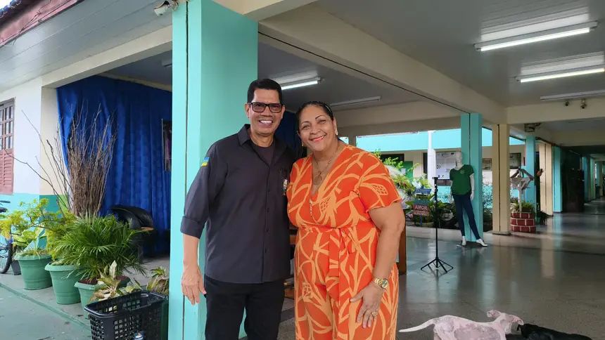Ronaldo Coelho, junto com a diretora da E.E. Mário Quirino, Gisele&nbsp;Braz
