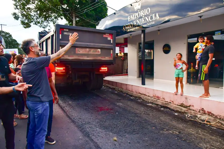 Governador Clécio Luís interage com a comunidade da Fazendinha durante visita monitorada às obras do programa Governo em Ação.
